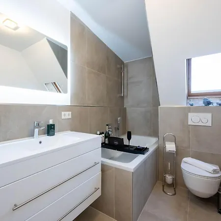 Lit Living - Luxury - Box Spring - Parking - 4 Bed - 13 Persons - Duplex *